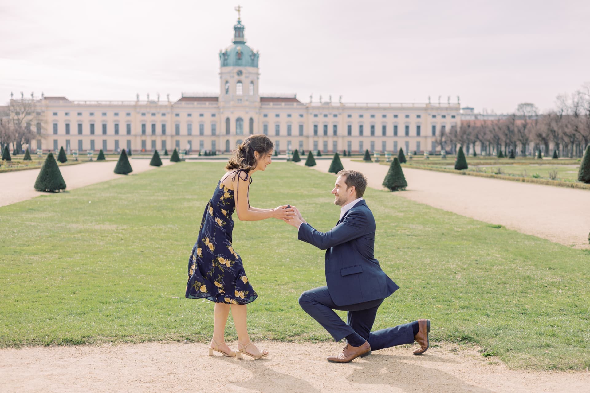 Peter macht Laura vor Schloss Charlottenburg einen Heiratsantrag